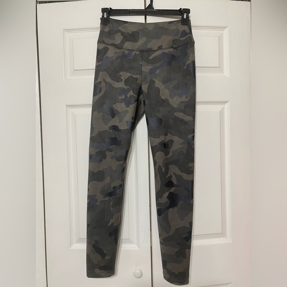 WHBM RUNWAY Camouflage Prints Leggings size 8 - Picture 1 of 8
